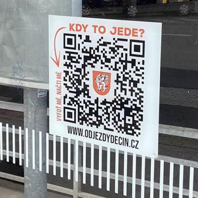 QR KÓD VYLEPENÝ NA ZASTÁVCE